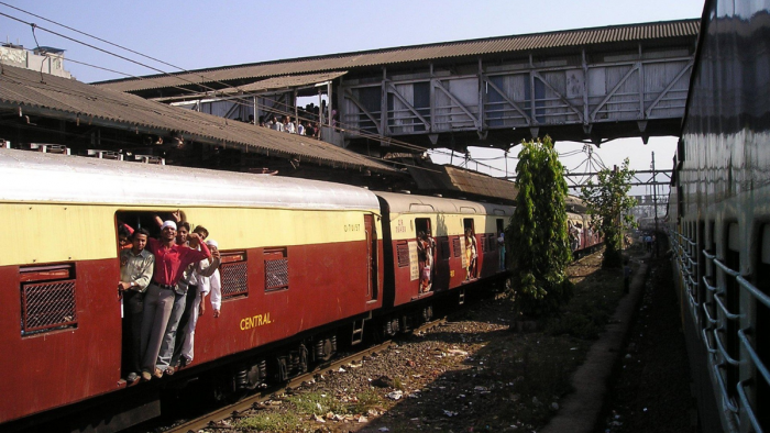 https://www.zeebiz.com/companies/news-rvnl-bags-tender-worth-221-crore-hands-over-replacements-at-bilaspur-railway-stations-396940