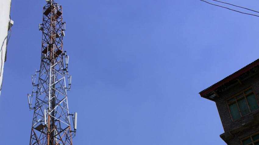 Telecom operators rift on govt&#039;s spectrum usage charge widens