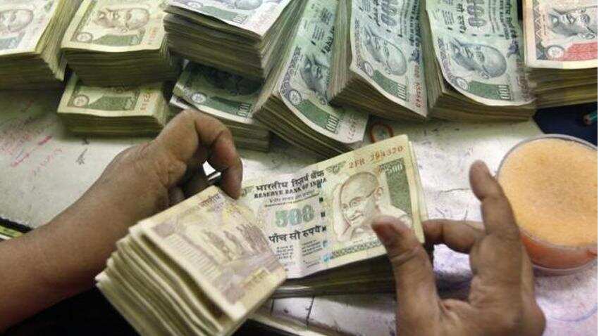 Rupee falls 16 paise against dollar in early trade Rupee falls 16 paise against dollar in early trade