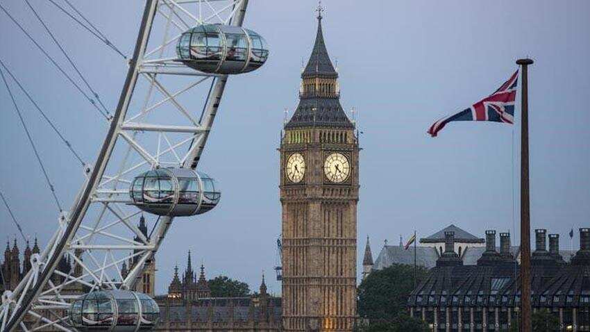 Moody's cuts Britain's credit outlook to 'negative' Moody's cuts Britain's credit outlook to 'negative'
