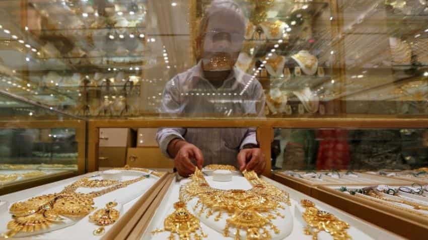 Gold falls on hawkish US Fed rate comments 