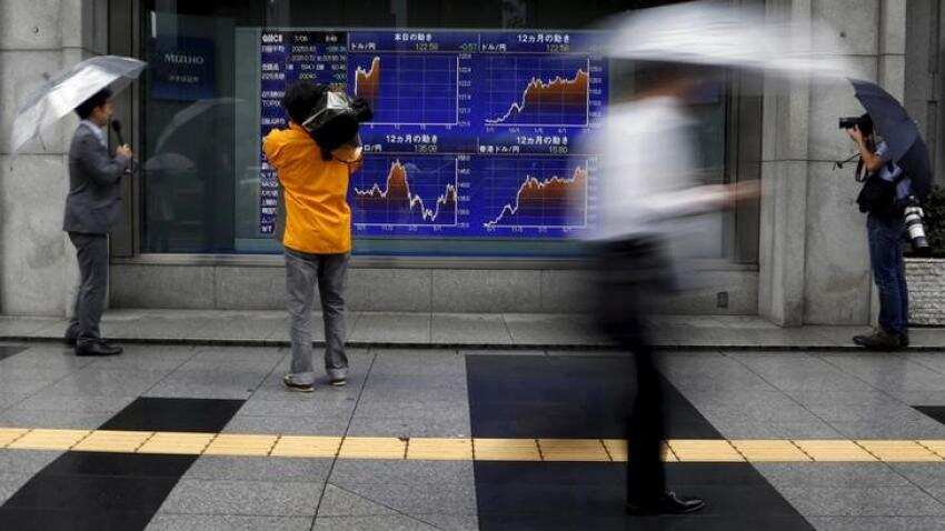 Asian stocks dip before US jobs report, dollar nurses losses
