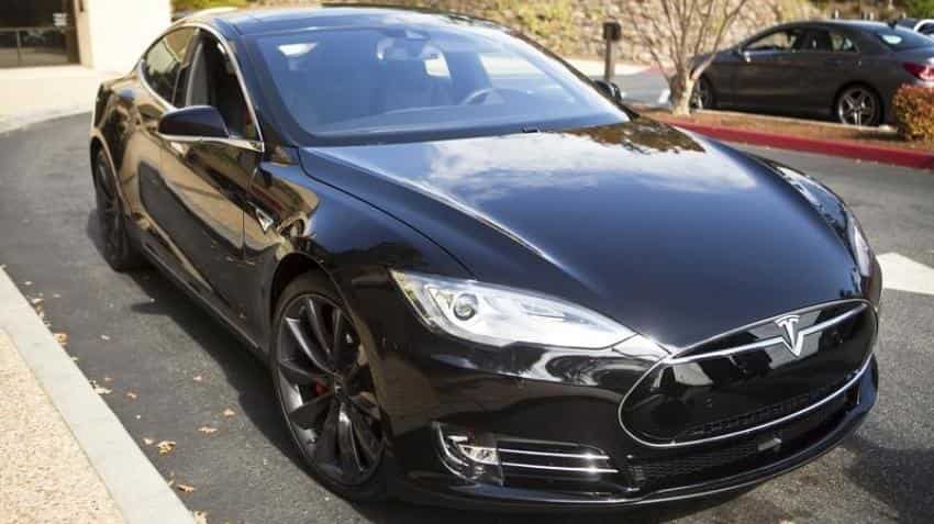 Tesla rolls out security patch for bugs in Model S sedan&#039;s software