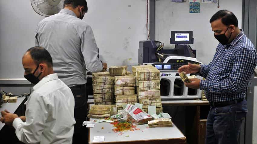 Demonetisation: SBI cash deposits cross Rs 1.2 lakh crore in 7 days