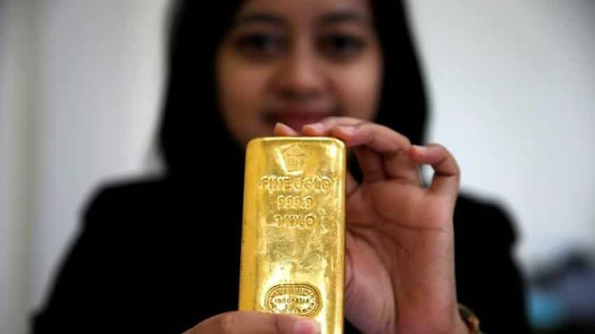 Gold dips ahead of US jobs data, heading for weekly loss