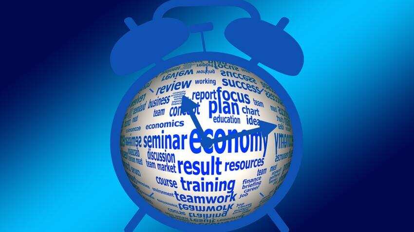 India&#039;s cash crunch seen biting into economic growth- Reuters poll