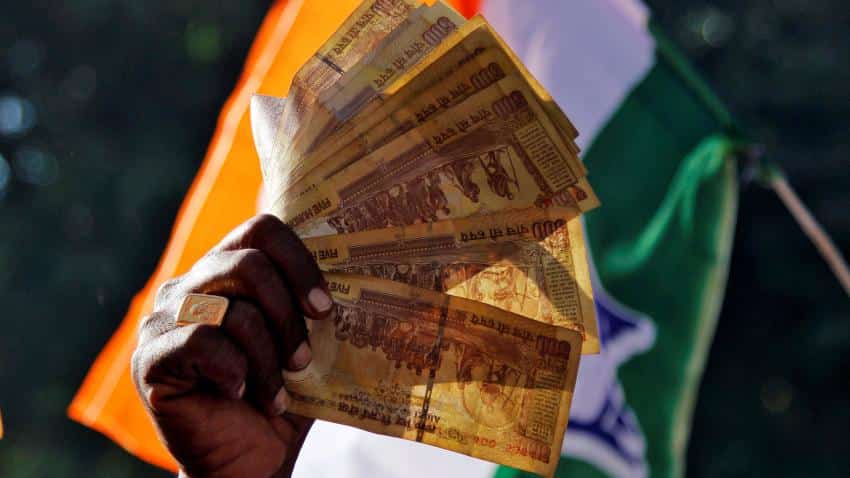 Rupee drops 7 paise against US dollar Rupee drops 7 paise against US dollar