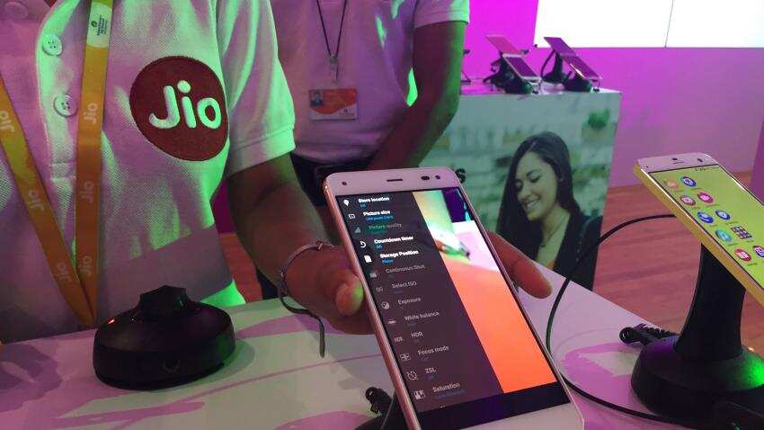 Reliance Jio captures largest chunk of broadband market in December