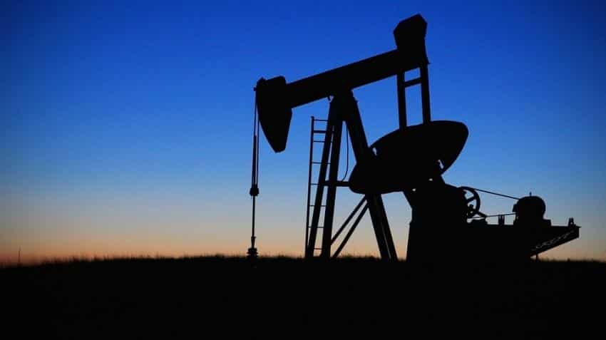 Oil ticks up on weaker dollar, stalled Russian output cuts