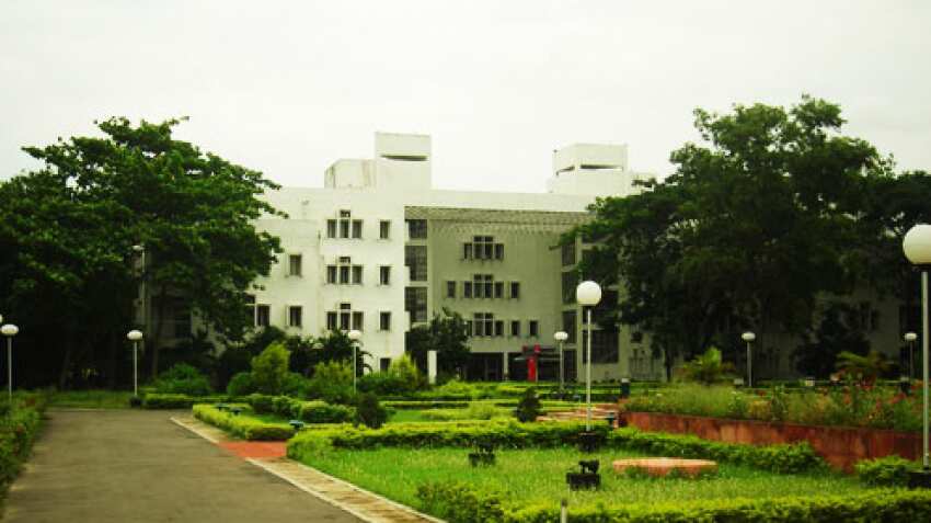 IIM Calcutta 2017 batch registers 100% placement in 3 days; Finance sector leads the offers made at 29% IIM Calcutta 2017 batch registers 100% placement in 3 days; Finance sector leads the offers made at 29%