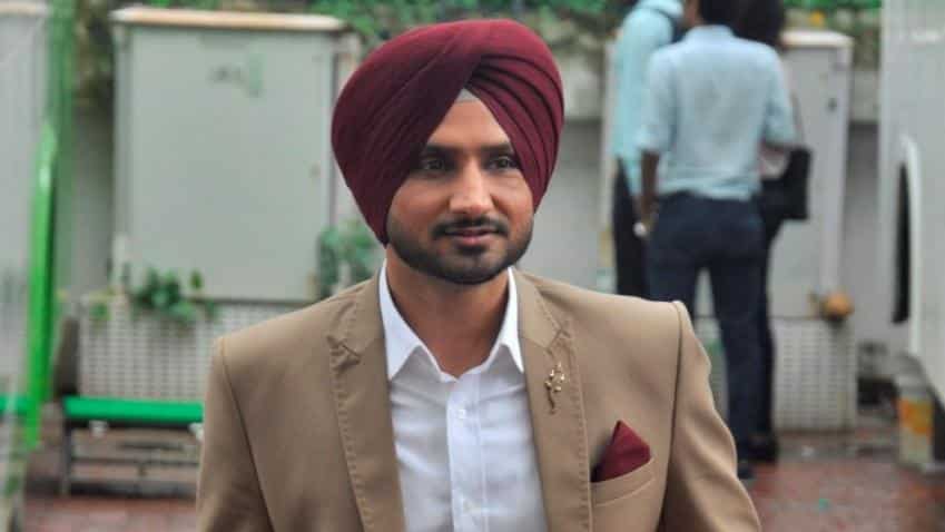Cricketer Harbhajan Singh lashes out against &#039;&#039;racist&#039;&#039; Jet Airways pilot
