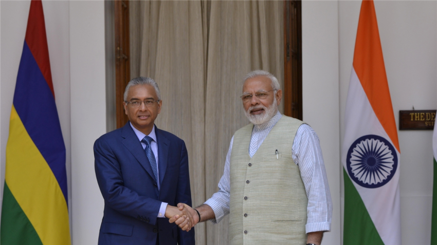 India extends $500-million credit line to Mauritius India extends $500-million credit line to Mauritius