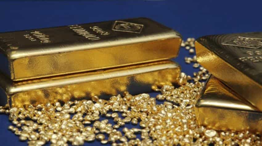 Gold dips as Fed minutes signal no consensus on rate hikes