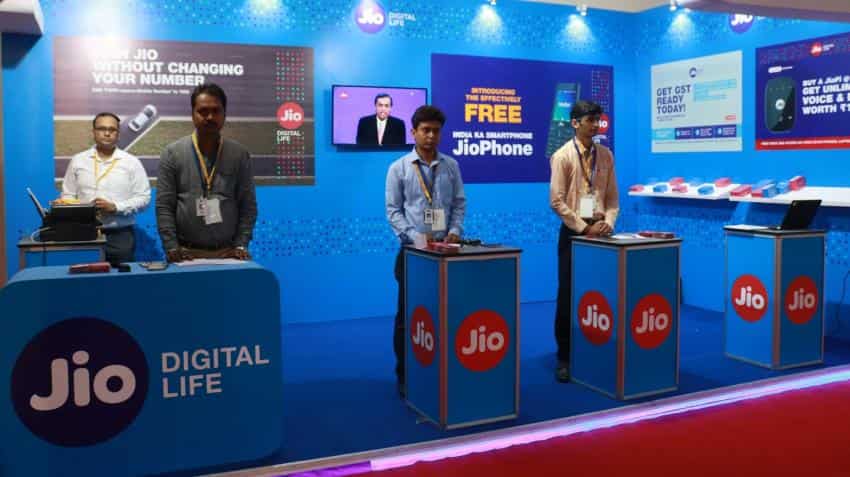 Reliance Jio will restrict unlimited calls to 300 minutes for heavy talkers Reliance Jio will restrict unlimited calls to 300 minutes for heavy talkers