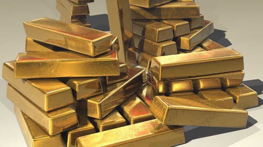Gold hits over three-week high on dollar weakness in thin trading Gold hits over three-week high on dollar weakness in thin trading