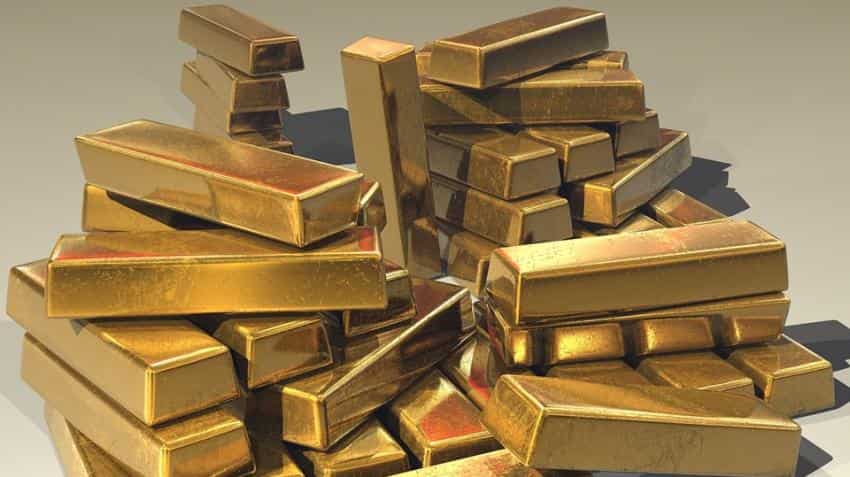 Gold hovers below 3 week high amid firm dollar Gold hovers below 3 week high amid firm dollar
