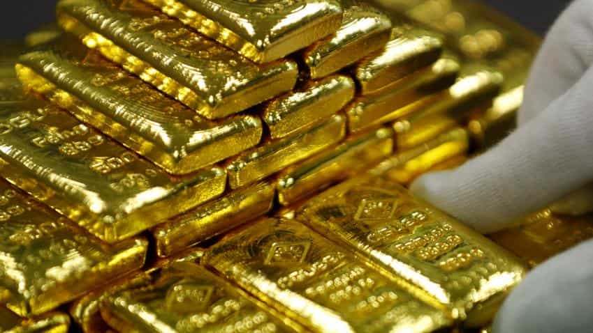 Gold dips as dollar firms on US rate hike views
