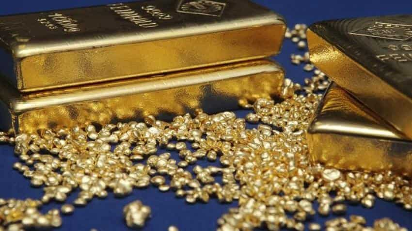 Gold hits one-week low on strong dollar; Fed minutes awaited