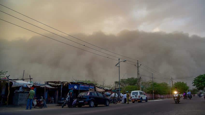Delhi hit by Dust storm with wind speed of 70 kmph Delhi hit by Dust storm with wind speed of 70 kmph