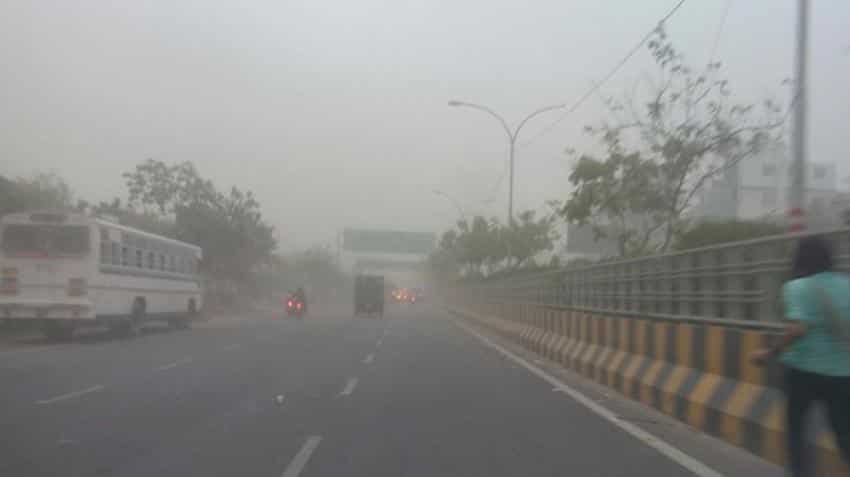Dust storm hits Delhi near midnight; light rain, lightning strike thereafter Dust storm hits Delhi near midnight; light rain, lightning strike thereafter