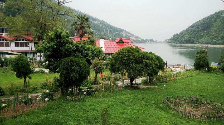 Houseful banners greet tourists flocking Nainital Houseful banners greet tourists flocking Nainital