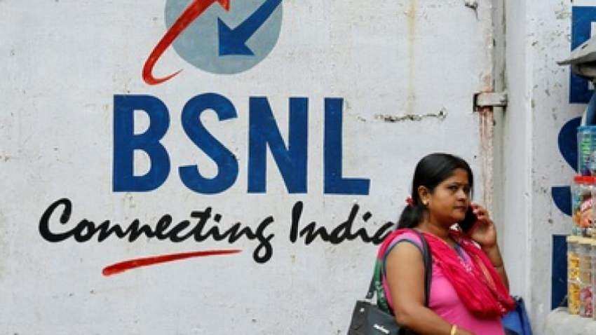 BSNL gives Swadeshi Samridhi SIM cards to Patanjali staff; freebies on offer BSNL gives Swadeshi Samridhi SIM cards to Patanjali staff; freebies on offer