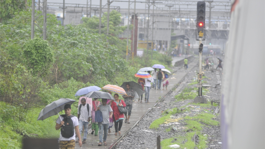 Mumbai airport flight status: Mumbai rains disrupt flyers&#039; plans; trains affected too due to waterlogging  