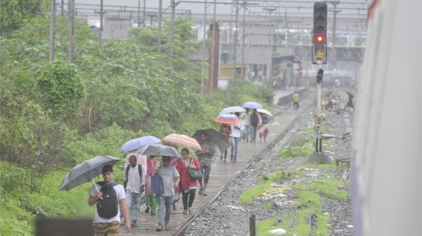 Mumbai airport flight status: Mumbai rains disrupt flyers' plans; trains affected too due to waterlogging Mumbai airport flight status: Mumbai rains disrupt flyers' plans; trains affected too due to waterlogging