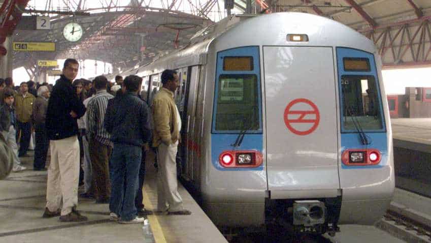 You just won't believe what this Delhi Metro commuter did! You just won't believe what this Delhi Metro commuter did!