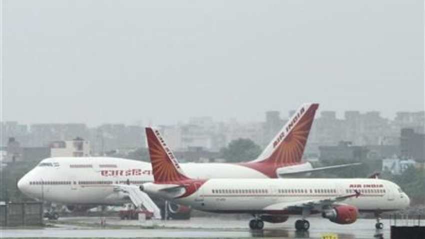 Heavy rain hits Delhi airport, delays over 100 flights Heavy rain hits Delhi airport, delays over 100 flights