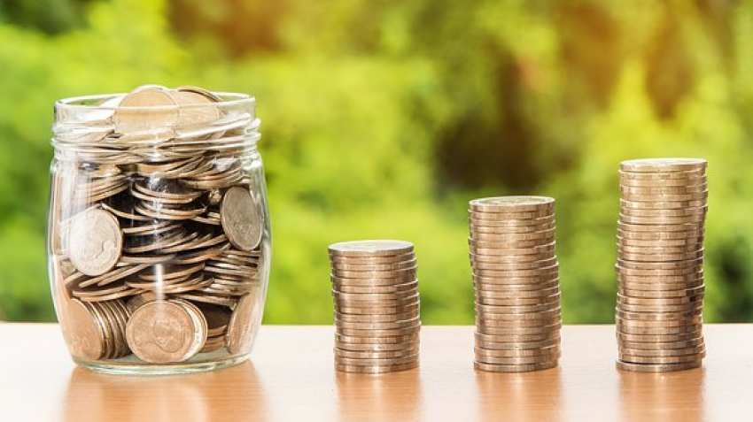 Loan Rate DOWN: While HDFC, SBI, ICICI, Indusland Bank hike lending rates, this lender bucks the trend Loan Rate DOWN: While HDFC, SBI, ICICI, Indusland Bank hike lending rates, this lender bucks the trend