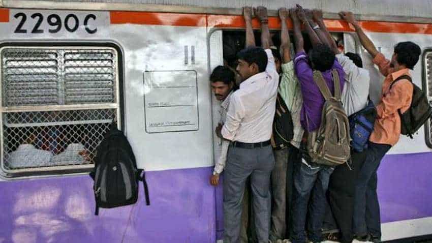 Indian Railways passengers: Be alert! Cost of this small negligence could be your smartphone - Watch video Indian Railways passengers: Be alert! Cost of this small negligence could be your smartphone - Watch video