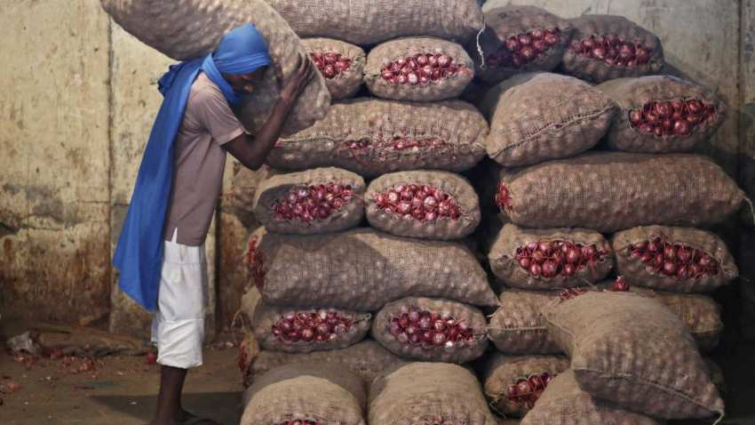 As onion prices rise in Delhi, Nafed set to boost supply, Mother Dairy may cut rates As onion prices rise in Delhi, Nafed set to boost supply, Mother Dairy may cut rates
