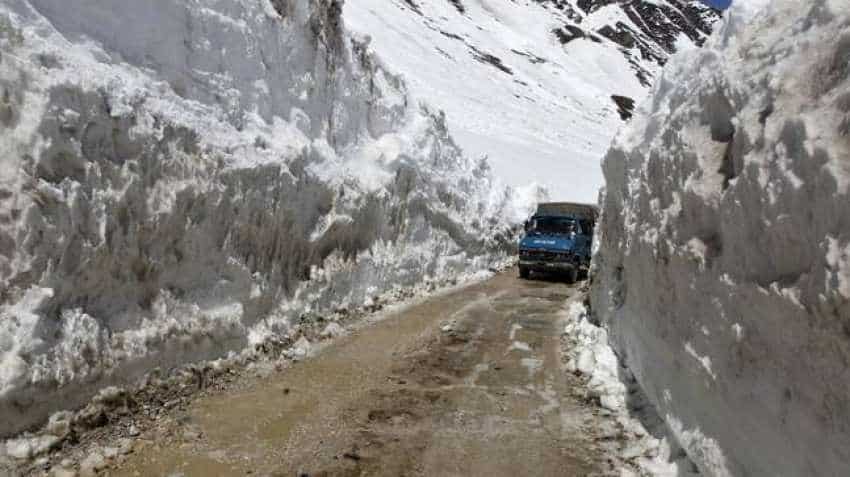 One-way traffic restored on Leh-Srinagar highway One-way traffic restored on Leh-Srinagar highway