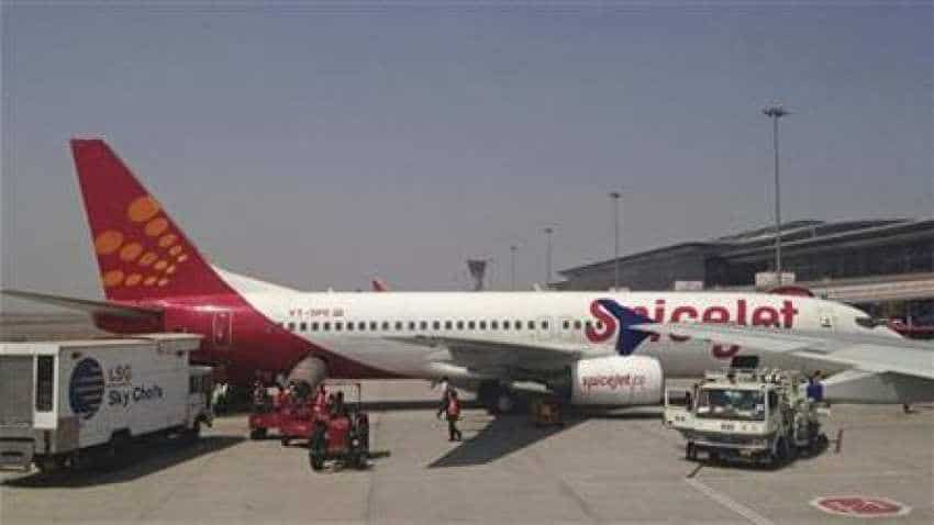 SpiceJet plane makes emergency landing at Delhi airport SpiceJet plane makes emergency landing at Delhi airport