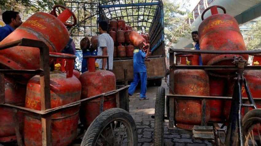 Happy New Year 2019 Modi govt gift! LPG cylinder prices cut by Rs 5.91, Rs 120.50