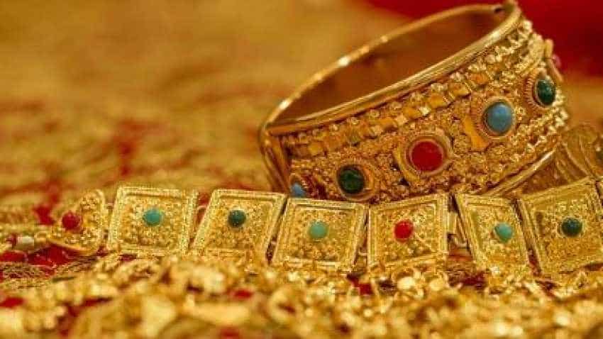 Gold futures nudges higher on strong global cues