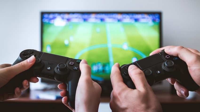 Playing video games together can boost office productivity Playing video games together can boost office productivity