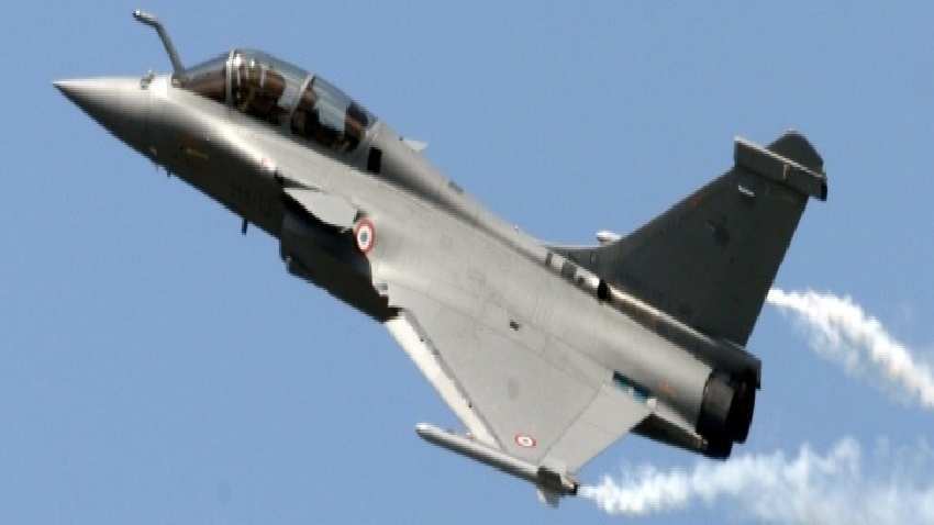 Aero India takes off with dazzling flying display in Bengaluru Aero India takes off with dazzling flying display in Bengaluru