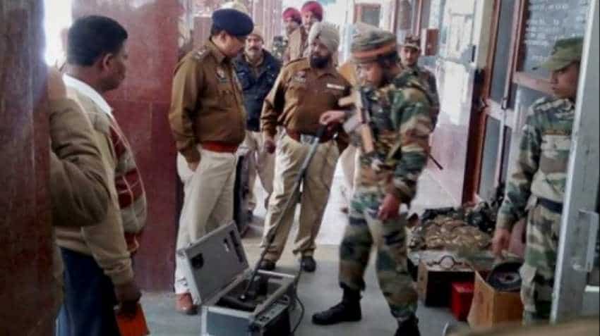 Mumbai: Security tightened at Chhatrapati Shivaji Maharaj International Airport; police checks intensified amid India-Pakistan tension Mumbai: Security tightened at Chhatrapati Shivaji Maharaj International Airport; police checks intensified amid India-Pakistan tension