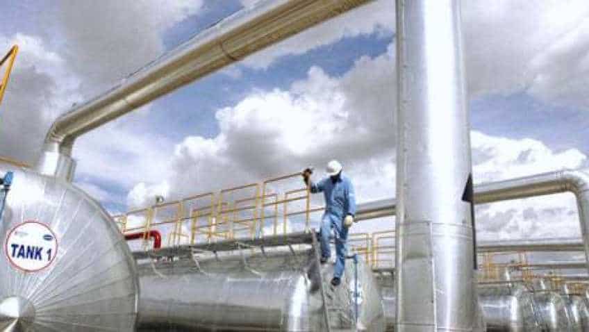 Oil prices go up after strong economic data, but ends week lower Oil prices go up after strong economic data, but ends week lower