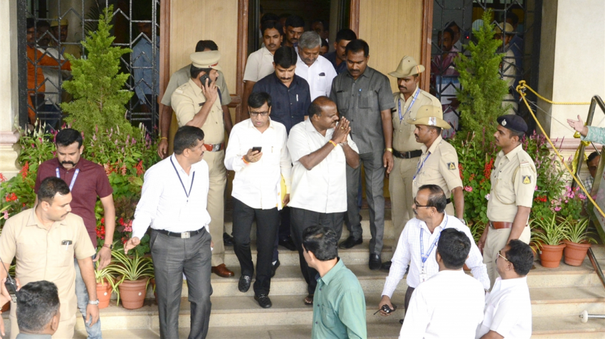 Much-awaited Karnataka floor test delayed due to ruckus in Assembly Much-awaited Karnataka floor test delayed due to ruckus in Assembly