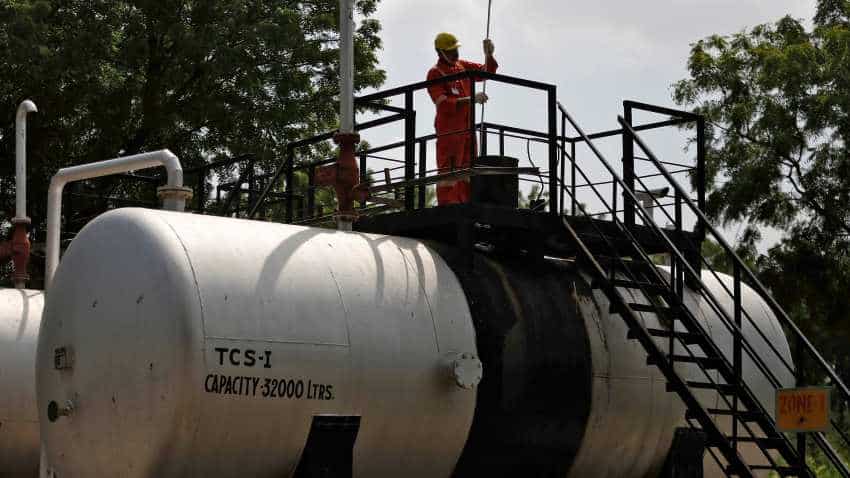 US-China trade war: Oil drops as slower global economic growth expected