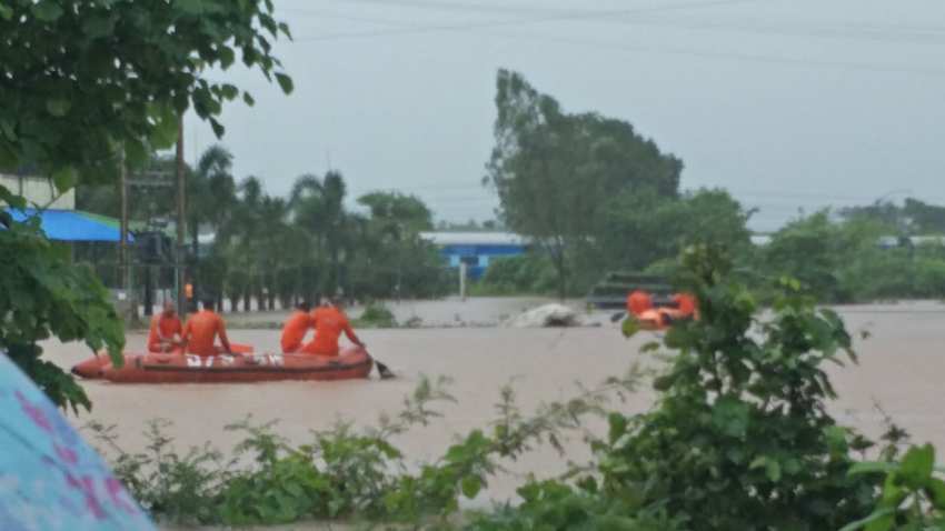 Mumbai Rains: Mahalaxmi Express Stranded; IAF, Navy, Army and NDRF teams deployed to rescue passengers Mumbai Rains: Mahalaxmi Express Stranded; IAF, Navy, Army and NDRF teams deployed to rescue passengers