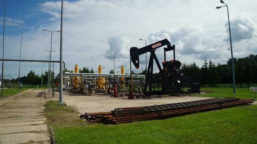 WTI Crude: Oil prices tank 5% on US stokbuild; halves losses on talk of Saudi price action