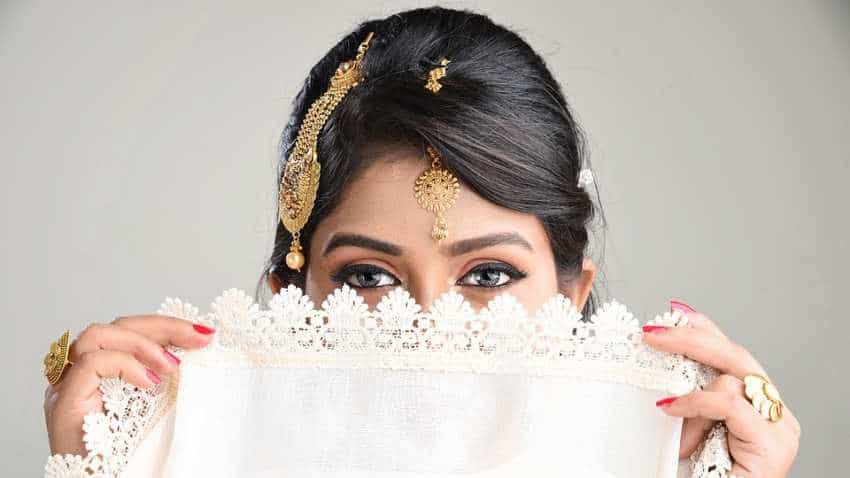 Planning to buy gold? Save Rs 3,000 per 10 gram right now! Here's how you can make a killing! Planning to buy gold? Save Rs 3,000 per 10 gram right now! Here's how you can make a killing!