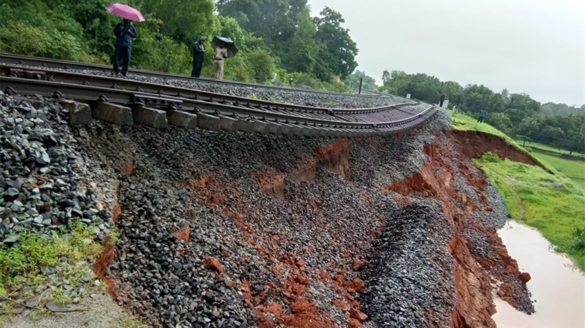Konkan Railway partially suspends services amid heavy rains
