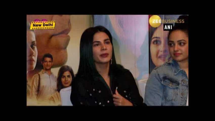Akshay Kumar answers call on reporter's phone during 'Mission Mangal' interaction | Zee Business Akshay Kumar answers call on reporter's phone during 'Mission Mangal' interaction | Zee Business