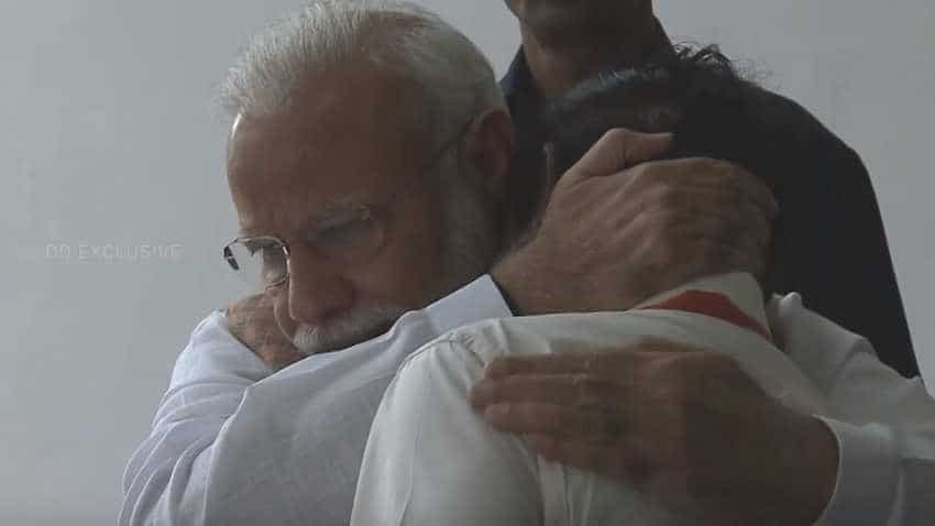 Chandrayaan 2: VERY EMOTIONAL VIDEO! Hugs, tears, consoling - Modi-ISRO chief clip goes viral Chandrayaan 2: VERY EMOTIONAL VIDEO! Hugs, tears, consoling - Modi-ISRO chief clip goes viral