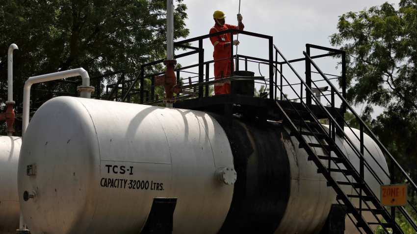 Oil prices dip despite latest US-China trade talks